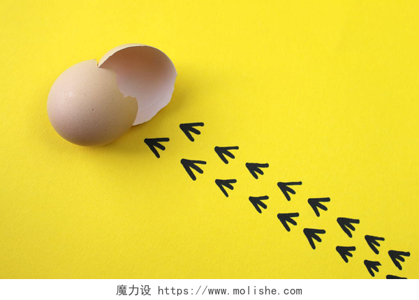 在黄色的桌子上一个孵化的鸡蛋壳小鸡孵化和离开的贝壳和痕迹 